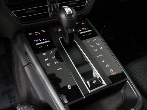 Certified 2025 Porsche Macan image 18