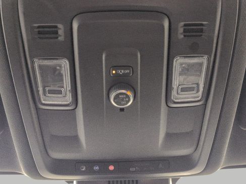 Used 2025 Chevrolet Suburban Z71 AWD/4WD image 19