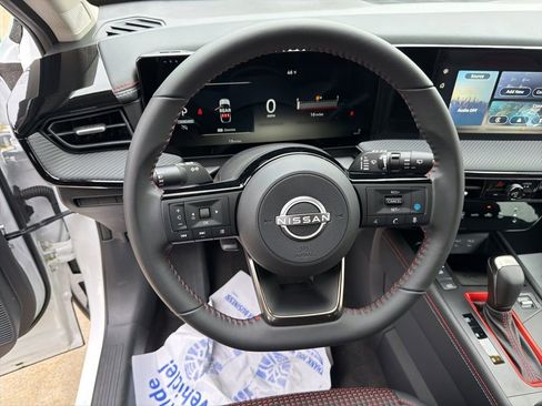Used 2025 Nissan Kicks SR FWD image 17