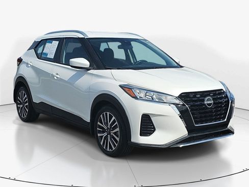 Used 2022 Nissan Kicks SV FWD image 2