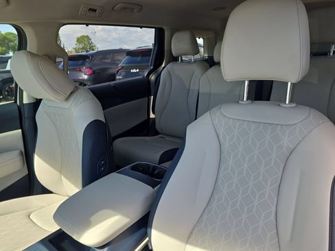 New 2026 Kia Carnival EX FWD image 23