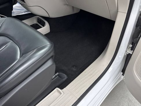 Used 2023 Chrysler Pacifica Touring-L FWD image 27