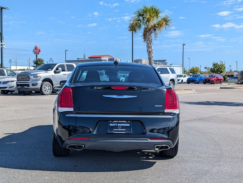 Used 2020 Chrysler 300 Touring w/ Chrome Appearance Package RWD image 4