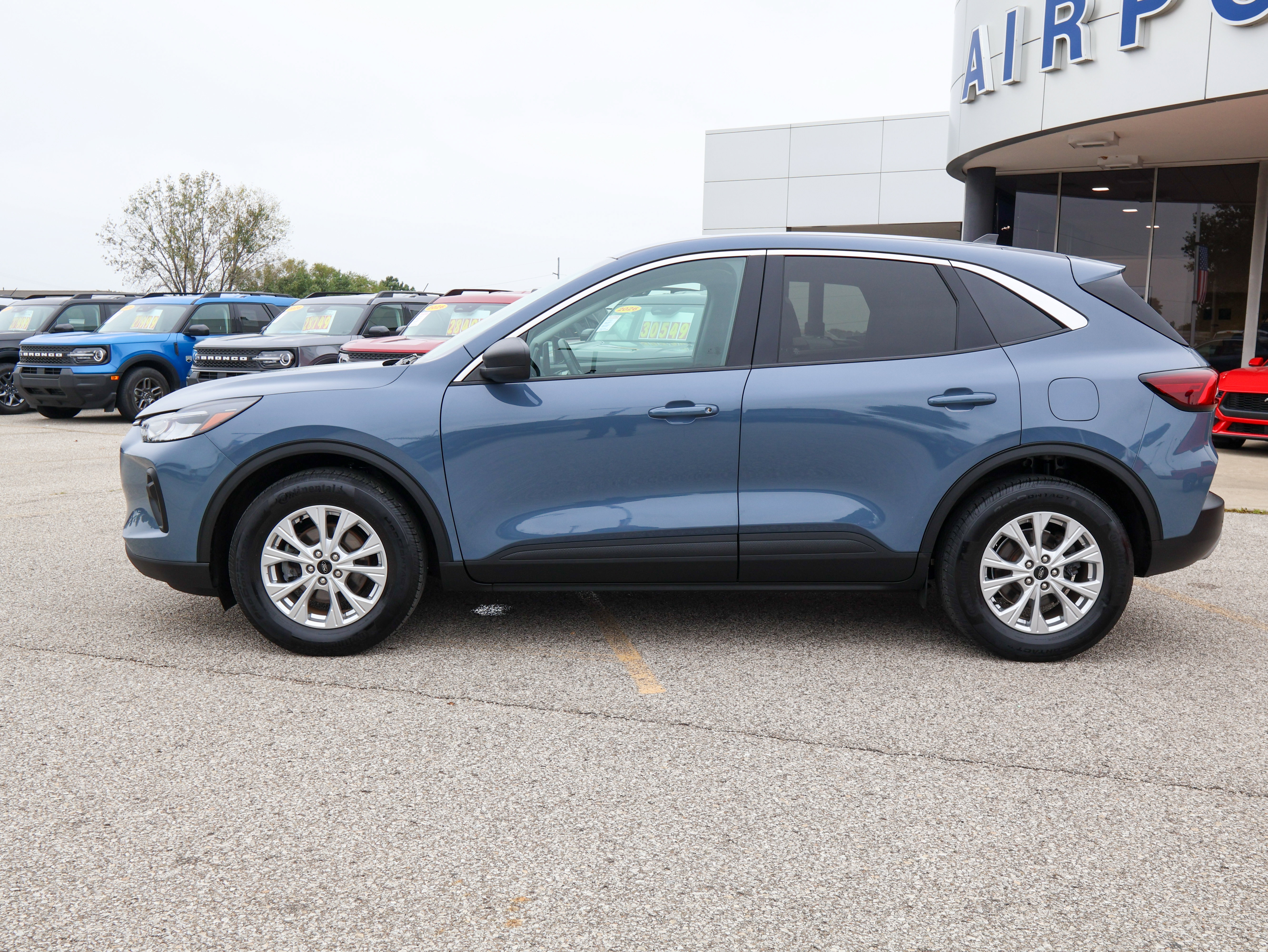 Used 2023 Ford Escape Active w/ Tech Pack #1 AWD/4WD image 2