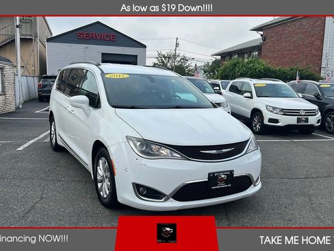 Used 2017 Chrysler Pacifica Touring-L FWD image 7