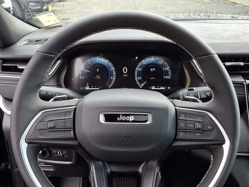 New 2025 Jeep Grand Cherokee Altitude image 14