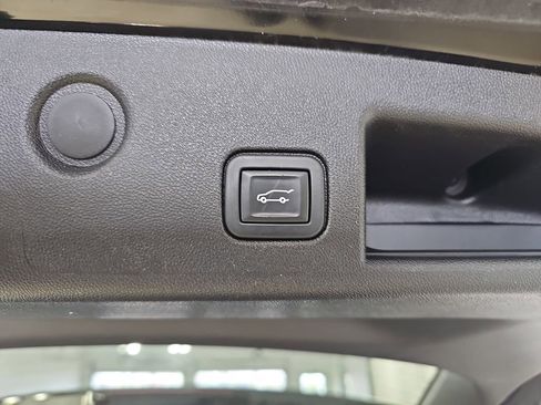 Used 2020 Chevrolet Equinox LT w/ Driver Convenience Package FWD image 17