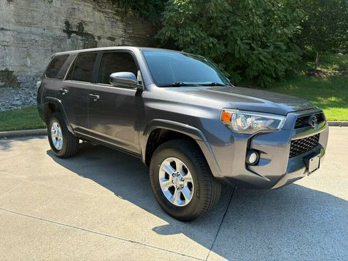 Used 2016 Toyota 4Runner SR5 AWD/4WD image 9