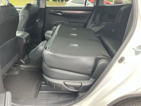 Used 2024 Toyota Highlander Limited AWD/4WD image 24