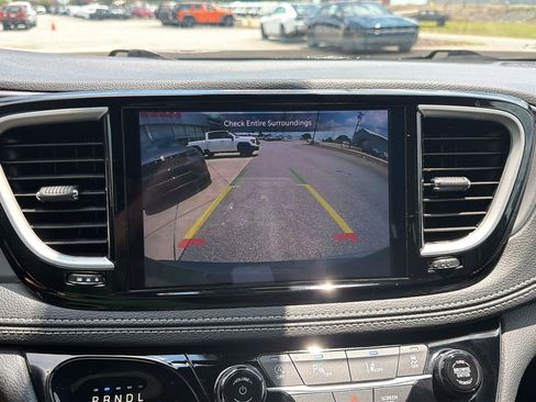 Used 2025 Chrysler Pacifica Select FWD image 18