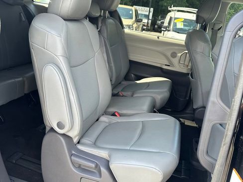 Used 2021 Toyota Sienna XLE w/ XLE Plus Package FWD image 32