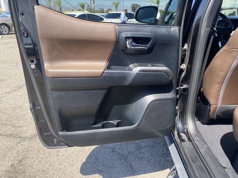 Used 2016 Toyota Tacoma Limited w/ Towing Package RWD image 21