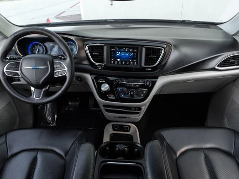 Used 2020 Chrysler Voyager Lxi image 16