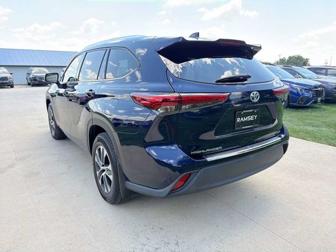 Used 2021 Toyota Highlander XLE AWD/4WD image 4