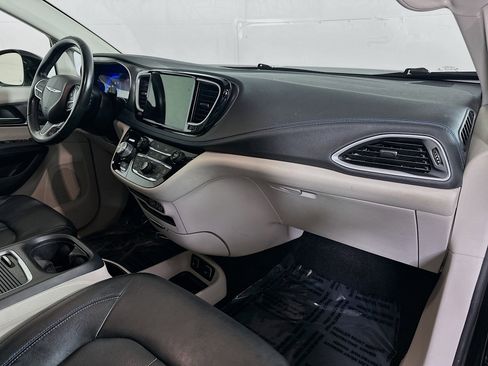 Used 2021 Chrysler Pacifica Touring-L AWD/4WD image 28