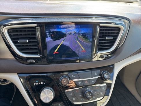 Used 2017 Chrysler Pacifica Touring-L image 11