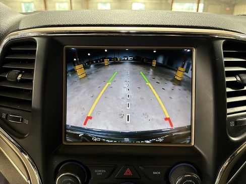 Used 2017 Jeep Grand Cherokee Limited image 25