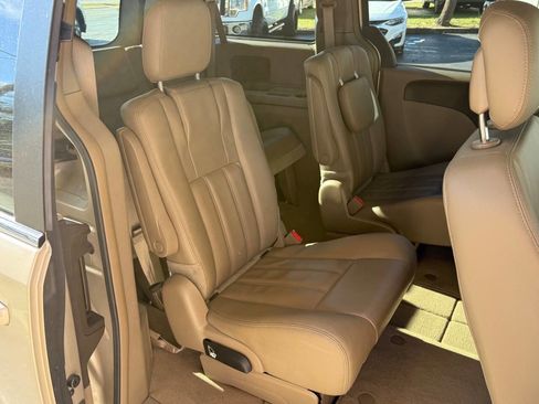 Used 2015 Chrysler Town & Country Touring image 7
