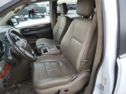 Used 2016 Chrysler Town & Country Touring image 16