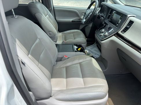 Used 2018 Toyota Sienna XLE w/ XLE Navigation Package FWD image 11