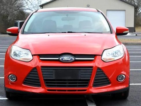 Used 2014 Ford Focus SE w/ Equipment Group 201A image 2