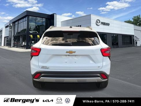 Used 2024 Chevrolet Trax LT w/ LT Convenience Package FWD image 9