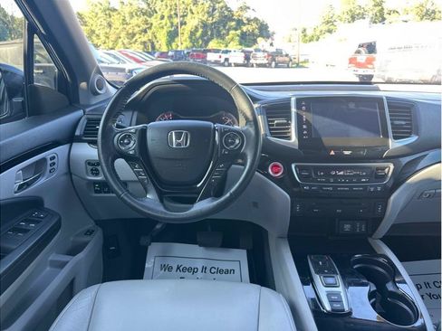 Used 2017 Honda Pilot Touring image 13