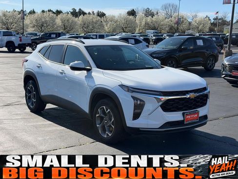Used 2025 Chevrolet Trax LT w/ Driver Confidence Package FWD image 1