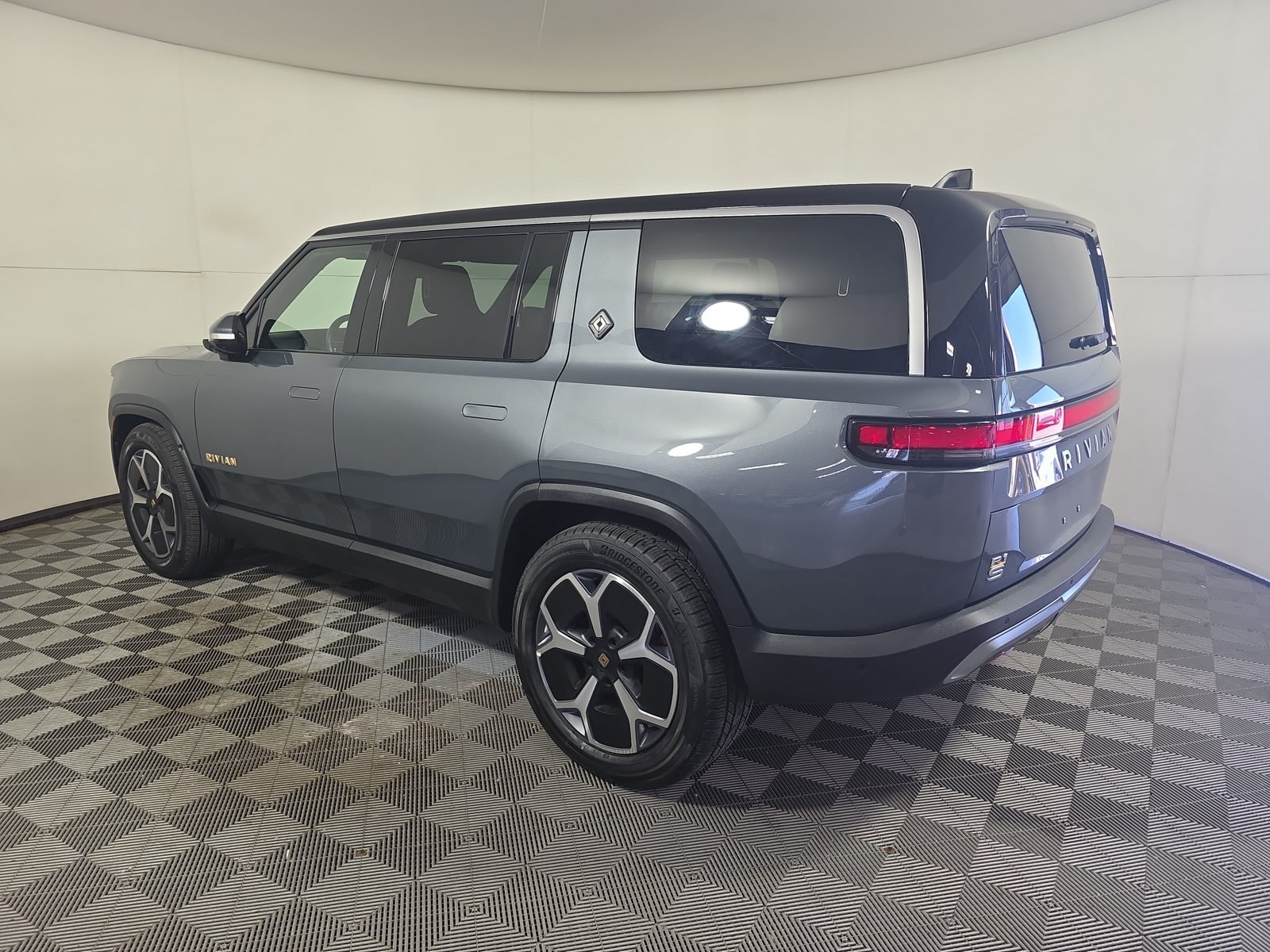 Used 2022 Rivian R1S Launch Edition Quad AWD/4WD image 3