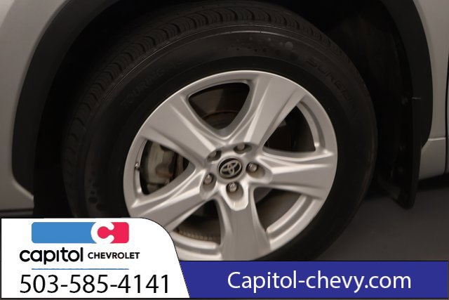 Used 2023 Toyota Highlander LE AWD/4WD image 9