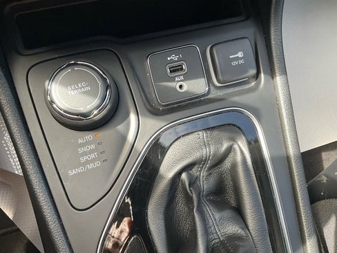 Certified 2023 Jeep Cherokee Altitude Lux image 13