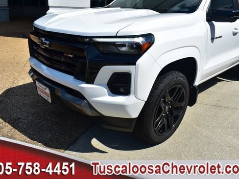 Used 2025 Chevrolet Colorado Z71 w/ Technology Package AWD/4WD image 44