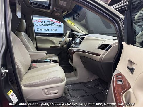 Used 2013 Toyota Sienna XLE image 7