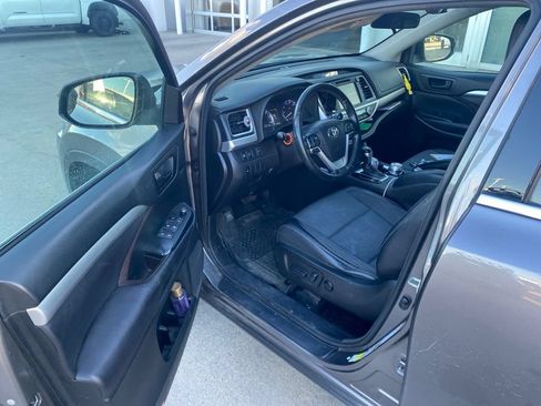 Used 2017 Toyota Highlander Plus AWD/4WD image 13
