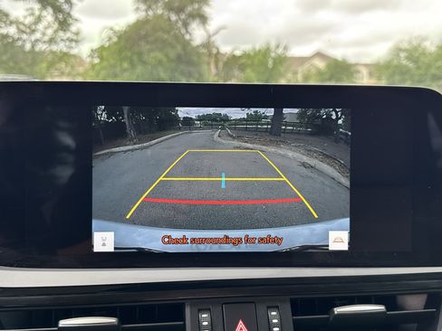 Used 2025 Lexus ES 350 w/ Premium Package FWD image 12