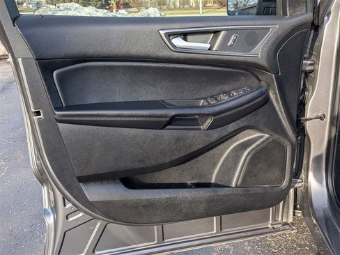 Used 2022 Ford Edge SE w/ Black Appearance Package image 9
