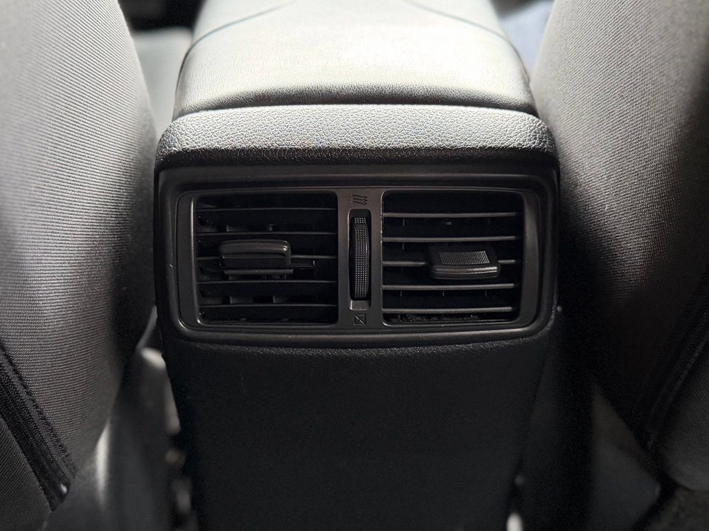 Used 2018 Nissan Rogue SV AWD/4WD image 7