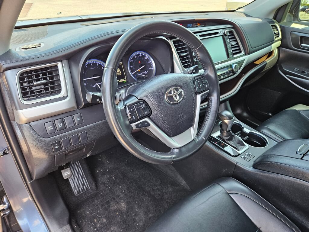 Used 2019 Toyota Highlander XLE AWD/4WD image 19