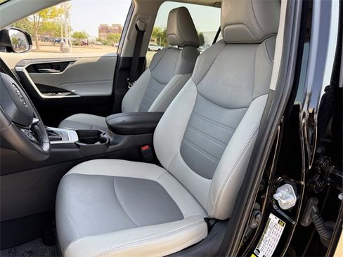 Used 2021 Toyota RAV4 XLE Premium image 27