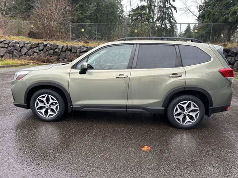 Used 2021 Subaru Forester Premium image 3