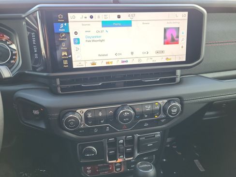 New 2025 Jeep Gladiator Rubicon w/ Convenience Group image 12