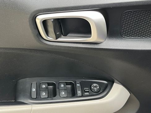 Certified 2025 Hyundai Venue SEL FWD image 24