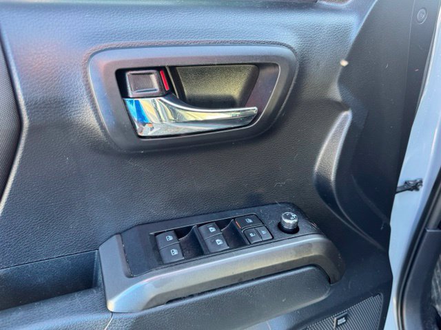 Used 2018 Toyota Tacoma TRD Sport AWD/4WD image 16