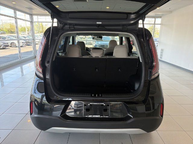 Used 2025 Kia Soul LX FWD image 16