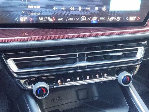 Used 2025 Chevrolet Traverse RS image 21