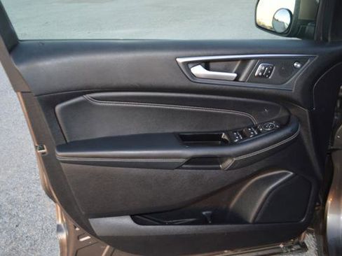 Used 2019 Ford Edge Titanium image 11