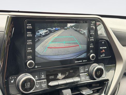 Used 2021 Toyota Highlander XLE AWD/4WD image 14