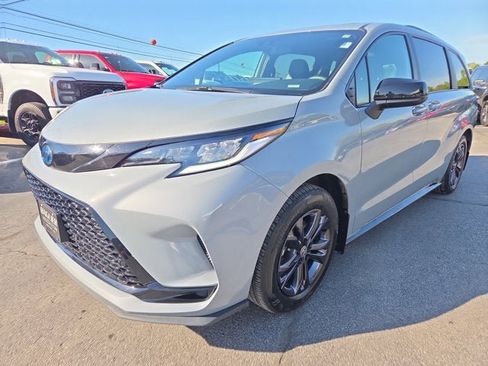 Used 2025 Toyota Sienna AWD image 2