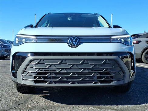 New 2026 Volkswagen Taos SE image 2