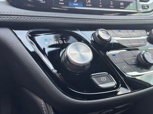 New 2026 Chrysler Pacifica Limited w/ Uconnect Theater Family Group image 23